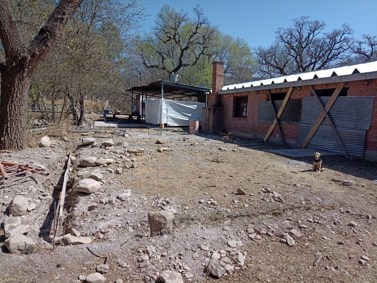 Terreno con escombros junto al Salón Principal antes de la obra